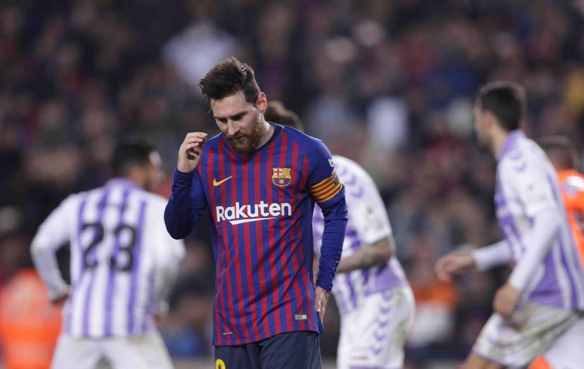 Lionel Messi del Barcelona deplora su falla en un penal en el partido contra Valladolid en el Camp Nou. (AP)