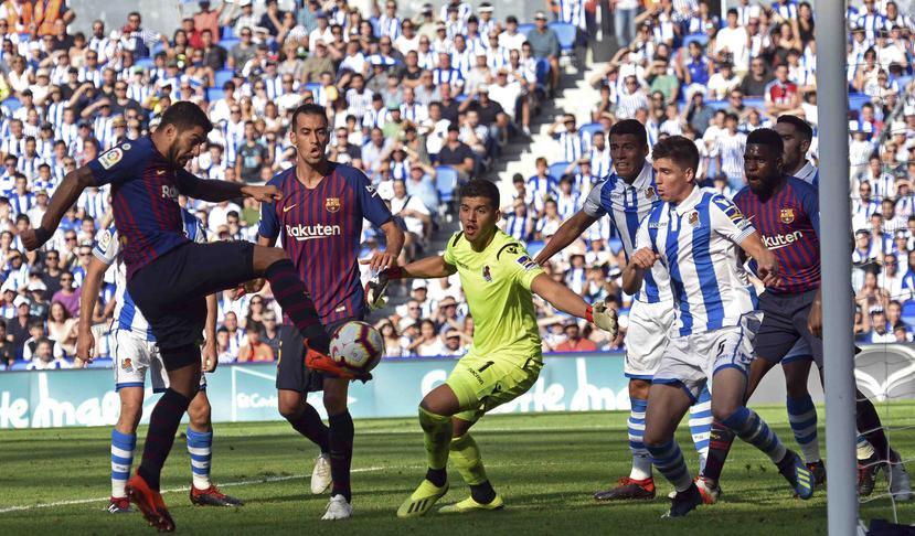 El delantero uruguayo Luis Suárez (izquierda) anota el primer gol del Barcelona en el partido contra la Real Sociedad, el sábado 15 de septiembre de 2018 en San Sebastián, Españ. (AP)