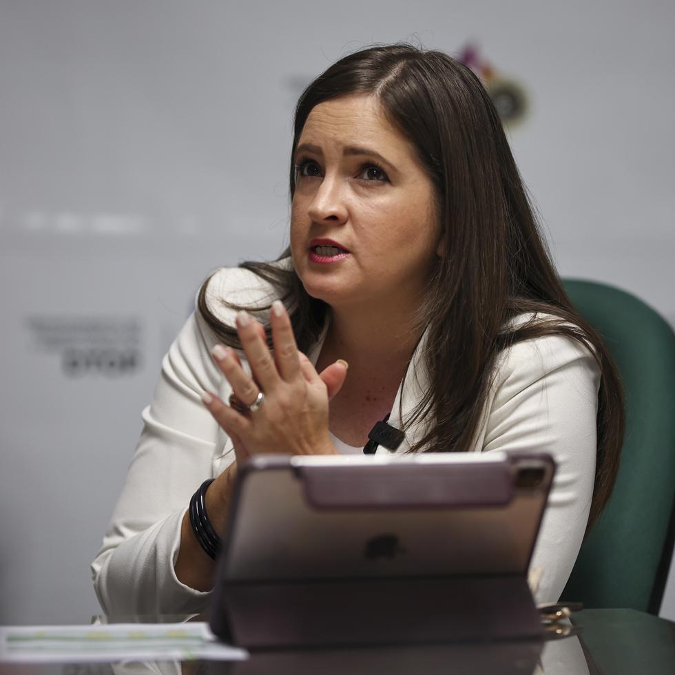 La secretaria del Departamento de Transportación y Obras Públicas (DTOP), Eileen Vélez Vega, negó que el contrato resulte oneroso, a pesar del porcentaje que reciben las empresas como compensación.