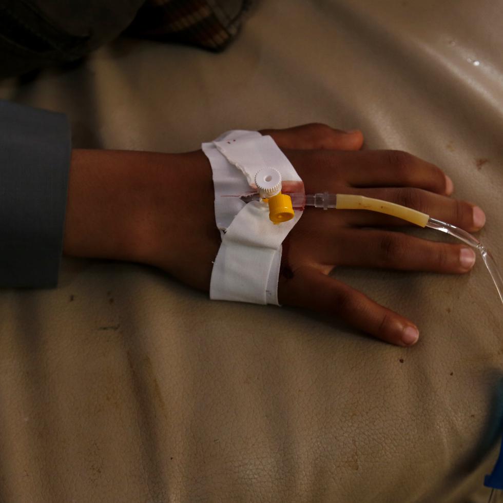 Imagen de archivo de un niño yemení infectado con cólera en medio de un brote que se propaga rápidamente recibe tratamiento en un hospital.