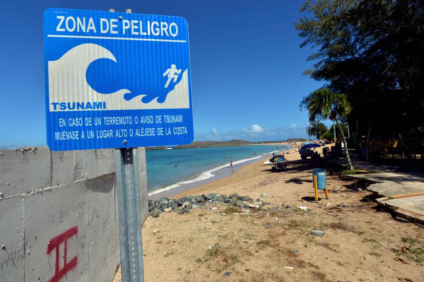 Un letrero alertando sobre una zona de peligro de tsunami. (GFRMedia)