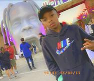 Ezra Blount, de 9 años, posa afuera del festival de música Astroworld en Houston.