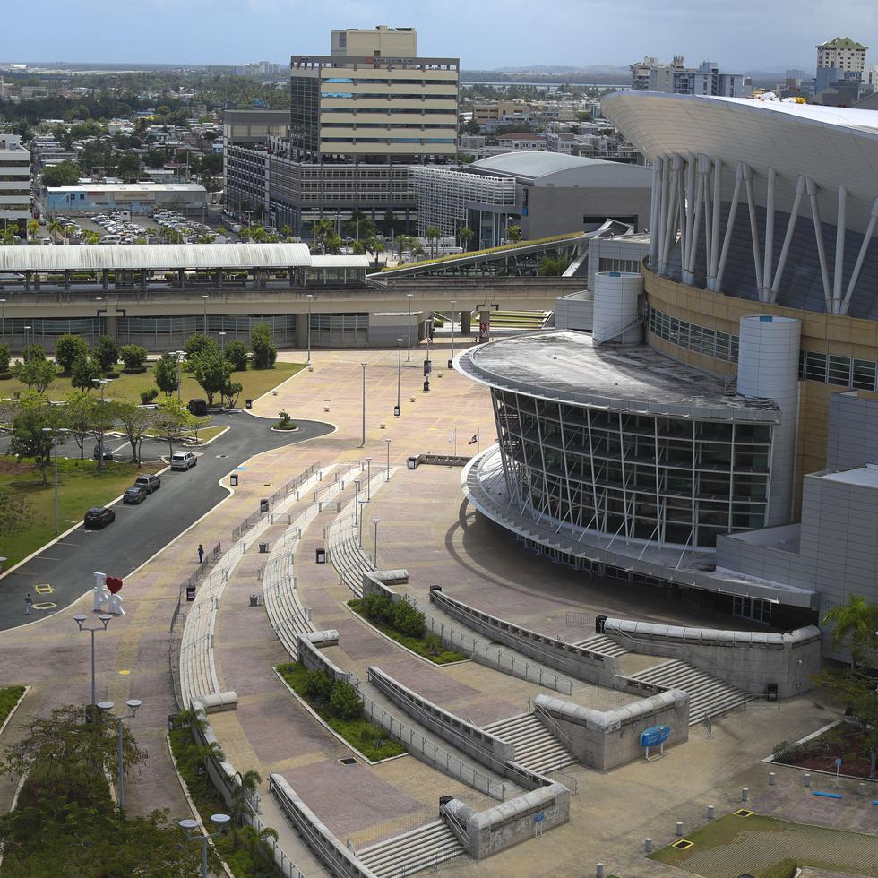 Vista del Tren Urbano y el Coliseo de Puerto Rico José Miguel Agrelot en San Juan.
