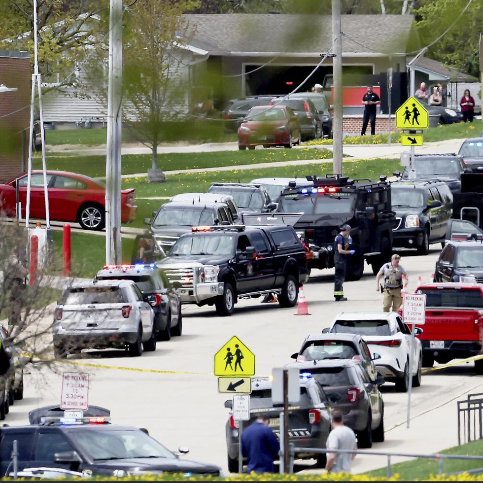 La Policía respondió a un reporte sobre una persona armada en la secundaria Mount Horeb, el miércoles en Mount Horeb, Wisconsin.