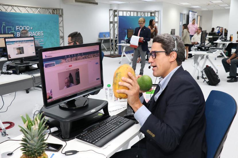 En la foto, Enrique Vila, gerente senior de Ventas en Caribbean Produce Exchange, muestra algunos de sus productos en conversación virtual con un representante de Trelco Limited, con sede en Qatar. (Suministrada)