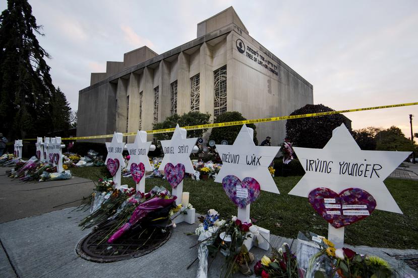 Un memorial para las víctimas del tiroteo en la sinagoga Tree of Life fue colocado frente al edificio tras el mortífero ataque que cobró la vida de 11 personas y que dejó a otras siete.
