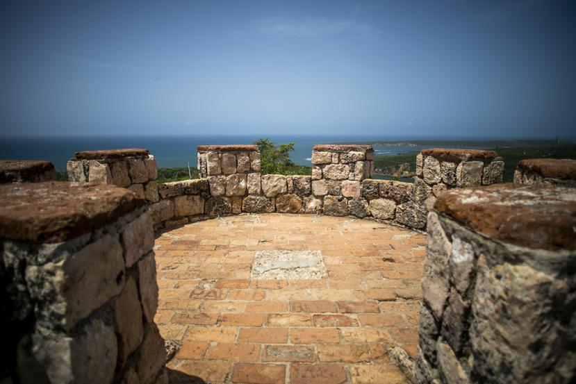 Among the recreational activities at Fort Capron, visitors can enjoy hiking, cycling, and even -only for professionals- climbing. Entrance to the building is free.