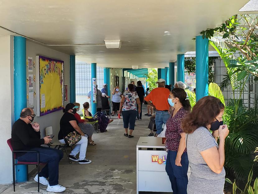 Votantes en un colegio de votación en San Juan.