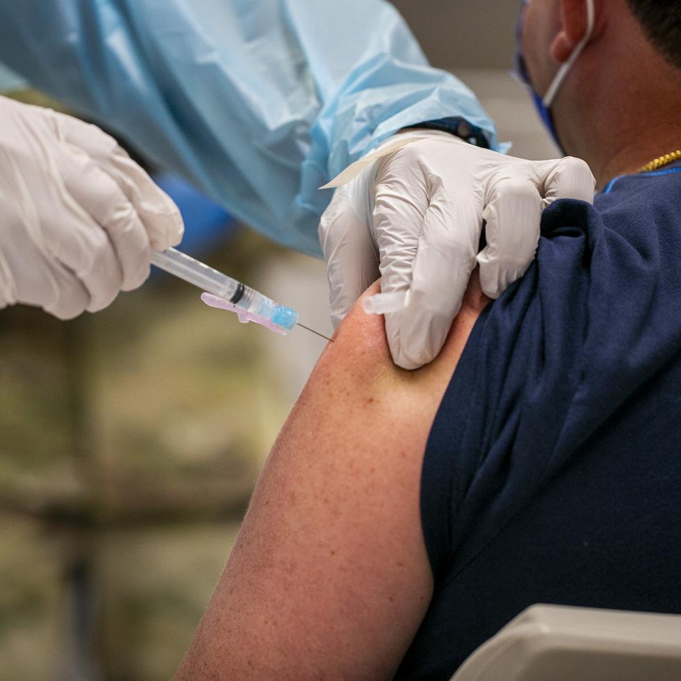 Vacunan contra el COVID-19 a una persona en el aeropuerto internacional Luis Muñoz Marín.