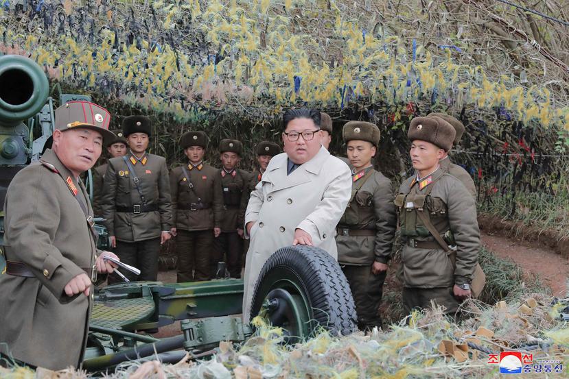 Kim Jong Un (c), presidente norcoreano, inspeccionando el destacamento de defensa en el islote Changrin, Norte Corea. (EFE/KCNA)