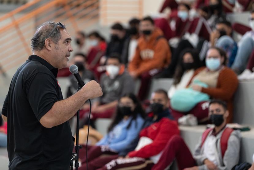 El periodista deportivo, Fernando Ribas Reyes, se dirige a los estudiantes de la Escuela Superior Josefina León Zayas.