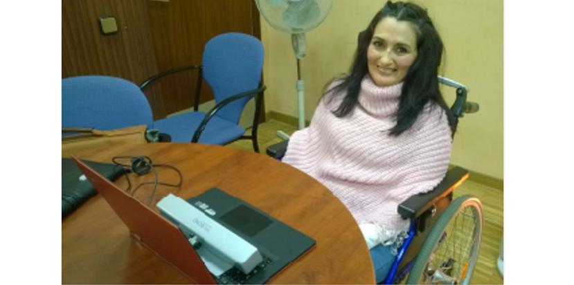 Una mujer en silla de ruedas debido a una grave discapacidad de movimientos, estuvo asistida por un robot al que ordenaba realizar distintos movimientos de piezas con la mirada. (www.irisbond.com)