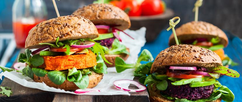 Las personas que adoptan el veganismo llevan una dieta que tiene como principal fuente a la proteína vegetal. (Shutterstock)