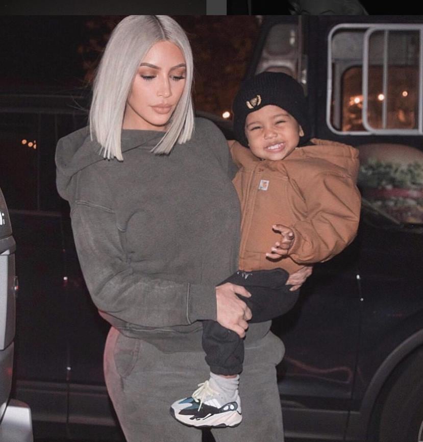 Kim Kardashian, en una foto publicada en su Instagram, junto a su hijo Saint, espera la llegada de su tercer hijo.