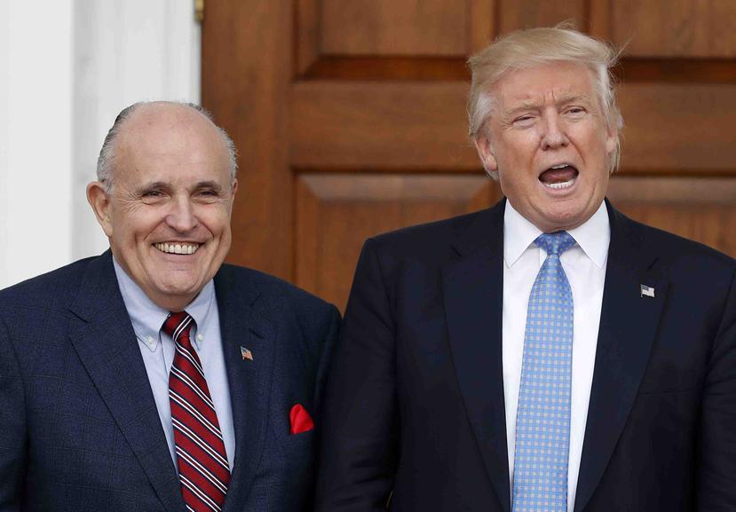 Donald Trump junto a su nuevo abogado, Rudolph Giuliani. (AP)