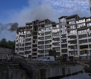 Humo sale de un edificio residencial tras explosiones en Kiev, Ucrania, el 26 de junio de 2022.