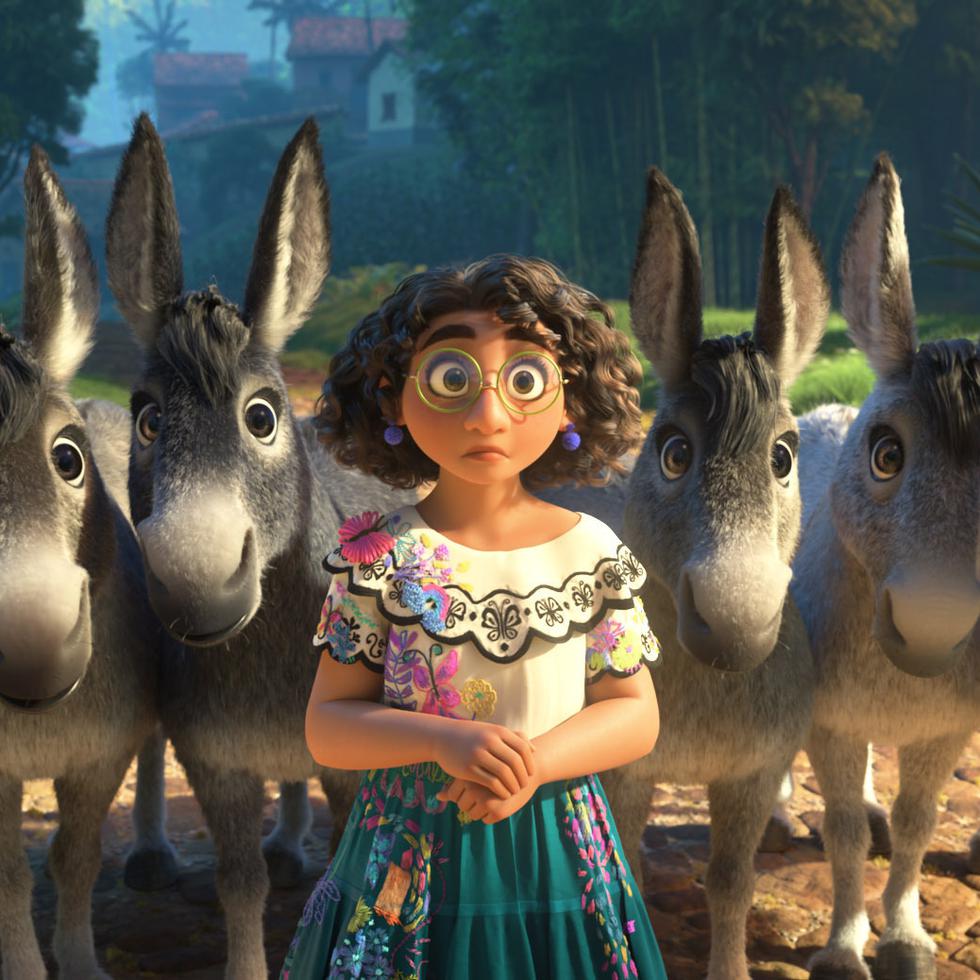 En esta imagen difundida por Disney, Mirabel, cuya voz hace Stephanie Beatriz, en una escena de la cinta animada "Encanto". (Disney vía AP)