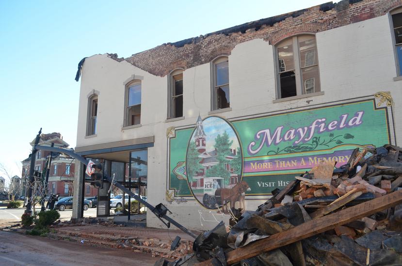 Uno de los edificios dañados en Mayfield a causa de los tornados del pasado fin de semana.