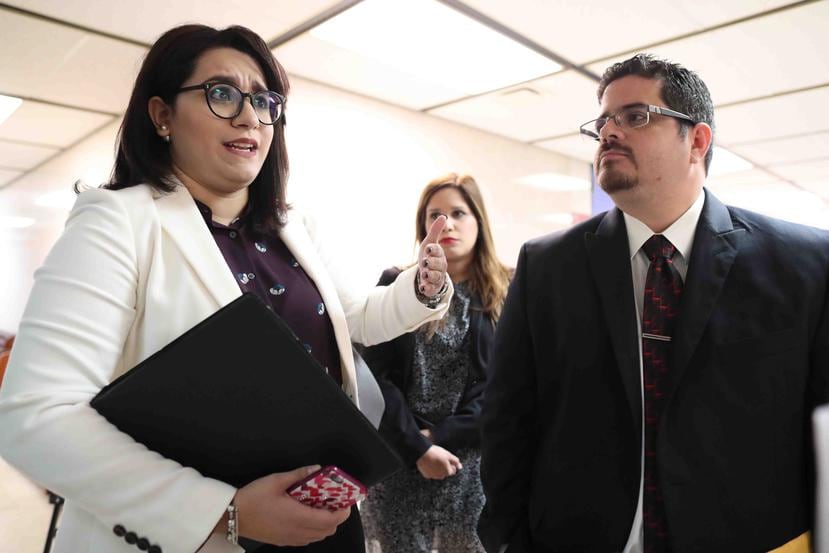 La estudiante Gabriela Firpi y el abogado Pedro Vázquez a su salida de la sala.