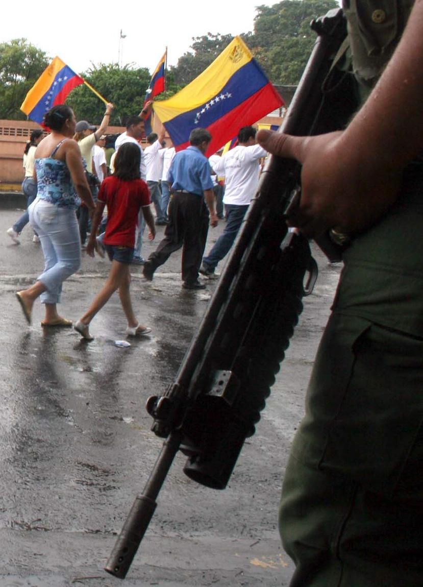 Un efectivo del ejército de Venezuela custodia una marcha. (EFE)