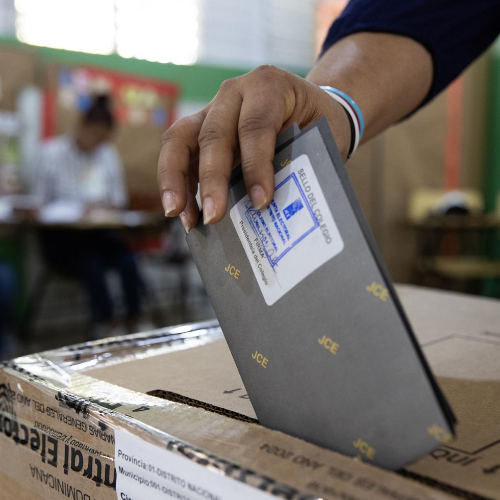 Los dominicanos se alistan para elegir el 19 de mayo a su próximo presidente.