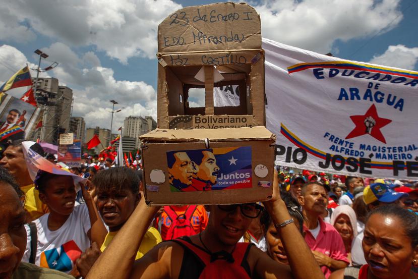 Miles de personas asisten  al acto de cierre de campaña del presidente Nicolás Maduro en Caracas, Venezuela (EFE/Edwige Montilva).