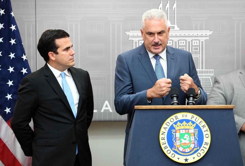 Thomas Rivera Schatz, a la derecha junto al gobernador Ricardo Rosselló Nevares, aseguró que no tiene conflicto personal con el primer mandatario e insistió en que la medida no tiene impacto económico.