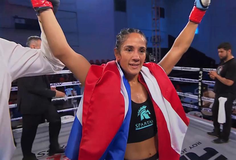 Amanda Serrano celebra su segunda victoria en artes marciales mixtas, sobre la mexicana Valentina Garza.