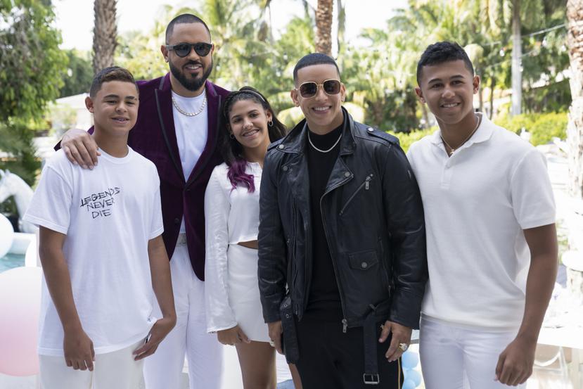 Raphy Pina con tres de sus hijos junto a al artista Daddy Yankee.