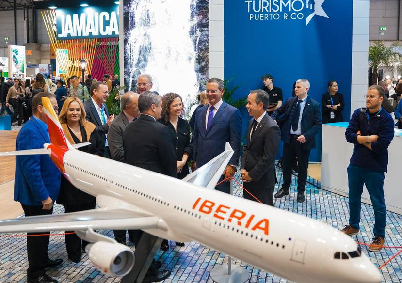 El gobernador de Puerto Rico, Pedro Pierluisi, en el centro, conversó con funcionarios de la isla y ejecutivos de Iberia durante el evento.