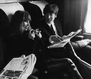 Astrid Kirchherr junto a Ringo Starr (izquierda) y John Lennon. (Getty Images)