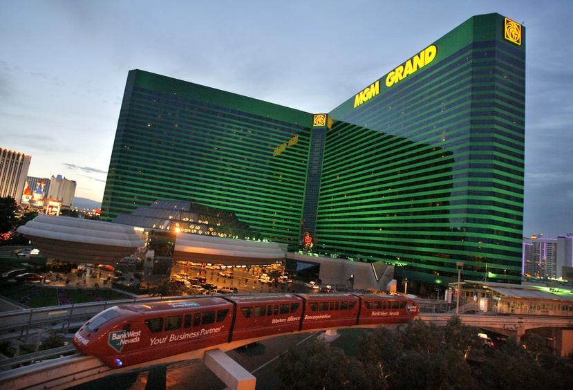 El monorriel de Las Vegas pasa frente al MGM Grand.