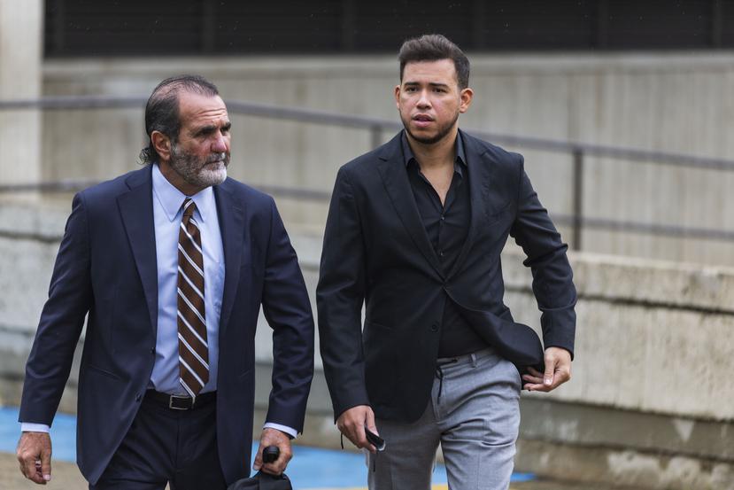 En la foto, Chris Agront (derecha) sale del tribunal junto a su representante legal, el licenciado Francisco Rebollo.