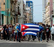 Un grupo de personas responden a manifestantes frente al capitolio de Cuba hoy, en La Habana (Cuba). EFE/Ernesto Mastrascusa

