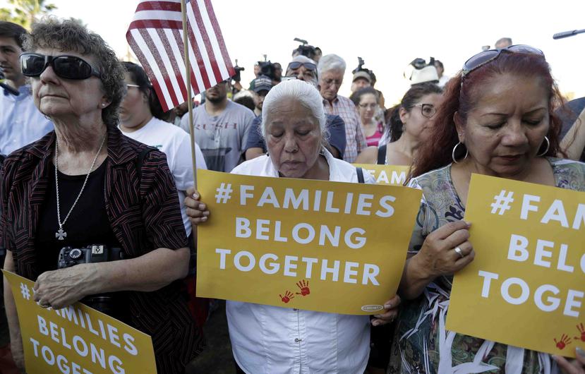Manifestantes portan carteles que dicen "las familias deben estar juntas" durante una protesta por la nueva política de "tolerancia cero" hacia la inmigración ilegal del gobierno de EEUU que separa familias. (AP)