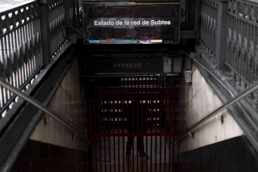 Un empleado del metro detrás de una puerta cerrada en una estación de Buenos Aires, durante un apagón el domingo 16 de junio de 2019. (AP/Tomas F. Cuesta)