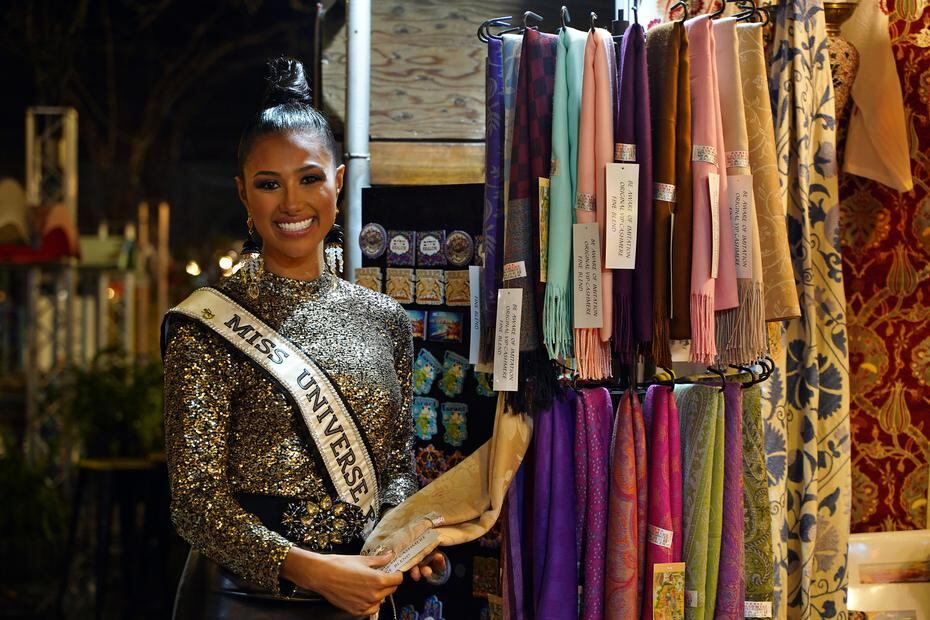 La Miss Universo Puerto Rico, Michelle Marie Colón, posa en un puesto de artesanía autóctona en la Firts Station, en Jerusalén.Fotos Alejandro Ernesto Perez Estrada