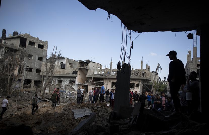 Los palestinos inspeccionan sus casas destruidas luego de los ataques aéreos israelíes durante la noche en la ciudad de Beit Hanoun, en el norte de la Franja de Gaza.