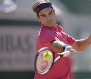 Roger Federer devuelve ante Denis Istomin durante la primera ronda del Abierto de Francia.