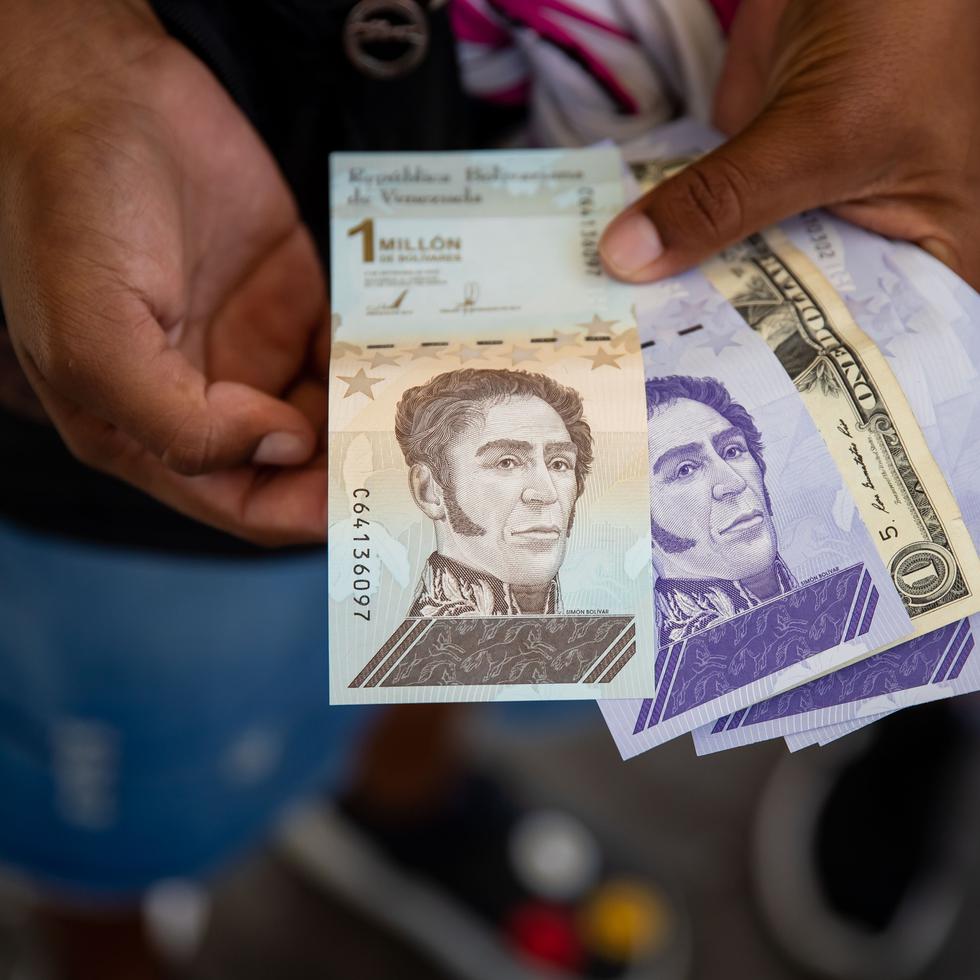 En un mes, la moneda local se depreció un 21.54%. (Foto de archivo/EFE/ Miguel Gutiérrez)