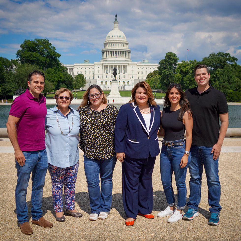 El grupo inicial de los cabilderos por la estadidad posa con la comisionada residente, Jenniffer González, frente al Capitolio federal, en Washington D.C.