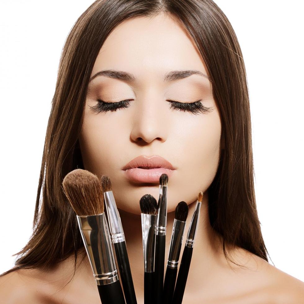 Un maquillaje completo y bien hecho no solo requiere de productos de calidad sino también de las herramientas adecuadas para su aplicación. 