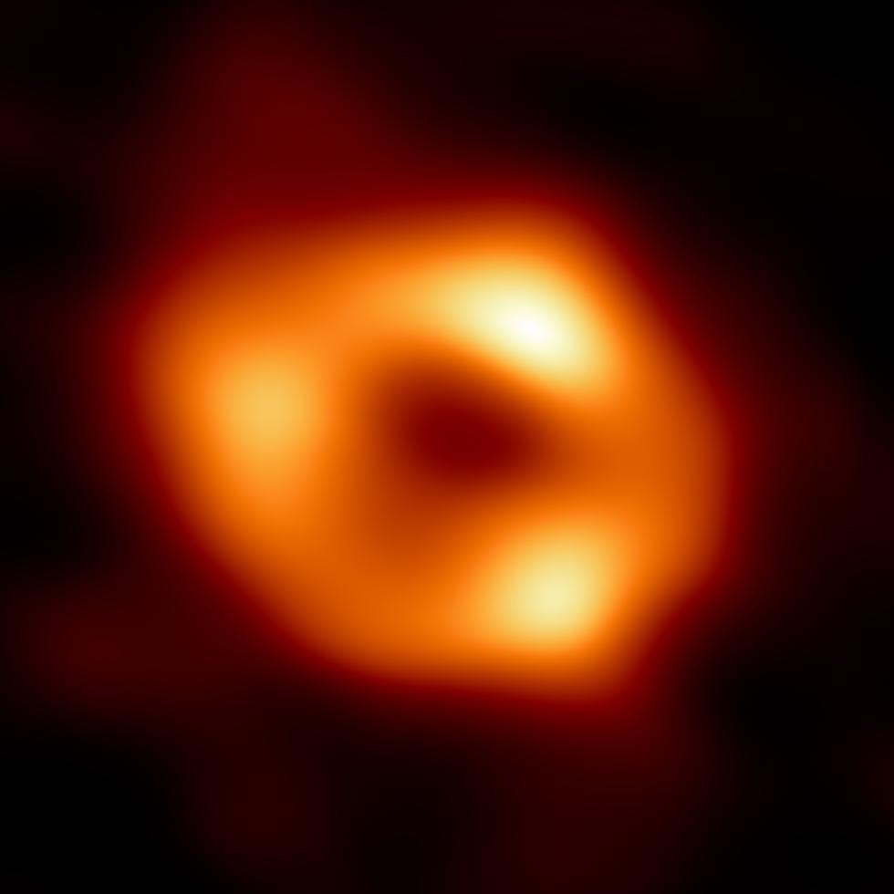 La primera imagen del agujero negro en la Vía Láctea fue obtenida por un equipo de investigación global, con observaciones de una red mundial de ocho radiotelescopios, que funciona como un telescopio virtual del tamaño de la Tierra. (Agencia EFE)