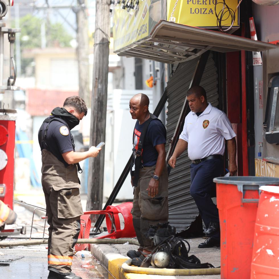 El incendio se habría originado tras una explosión en el negocio Puerto Loíza en Santurce.