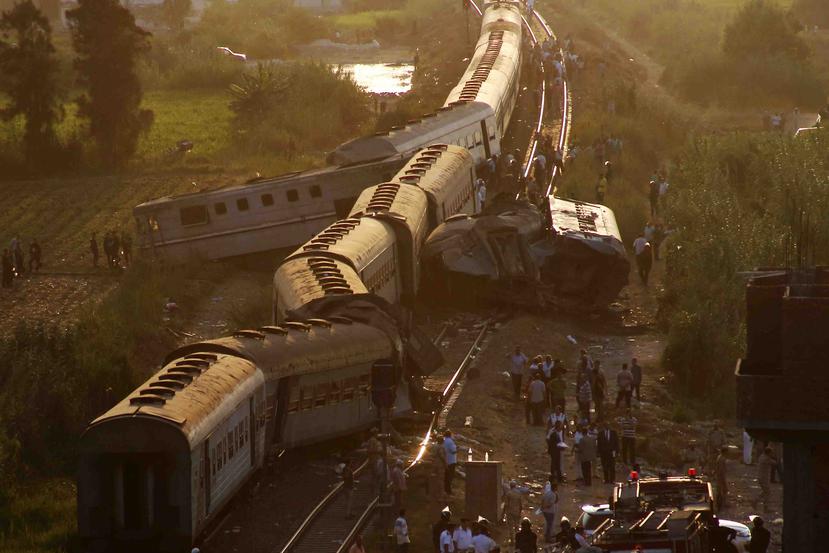 Dos trenes que chocaron aparecen retorcidos afuera de la ciudad egipcia de Alejandría, en la costa del Mediterráneo. (AP)