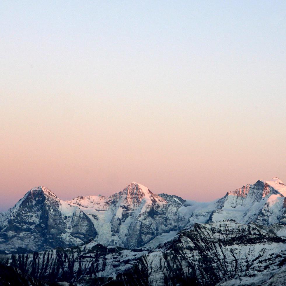 Imagen de archivo muestra la puesta de sol en los Alpes suizos.