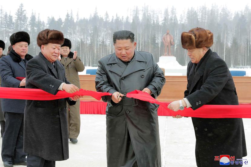 Kim tuvo el honor de cortar la cinta inaugural, en un evento donde se mostró la plana mayor del gobierno norcoreano, además de varios altos funcionarios. (EFE)