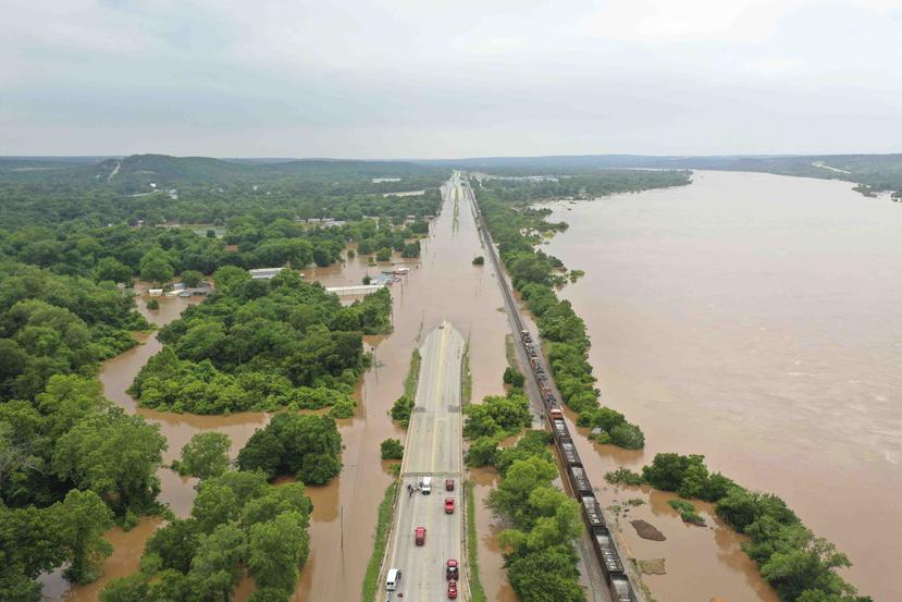 La imagen muestra una autopista inundada por el erío Arkansas en Sand Spring, Oklahoma. (DroneBase via AP)