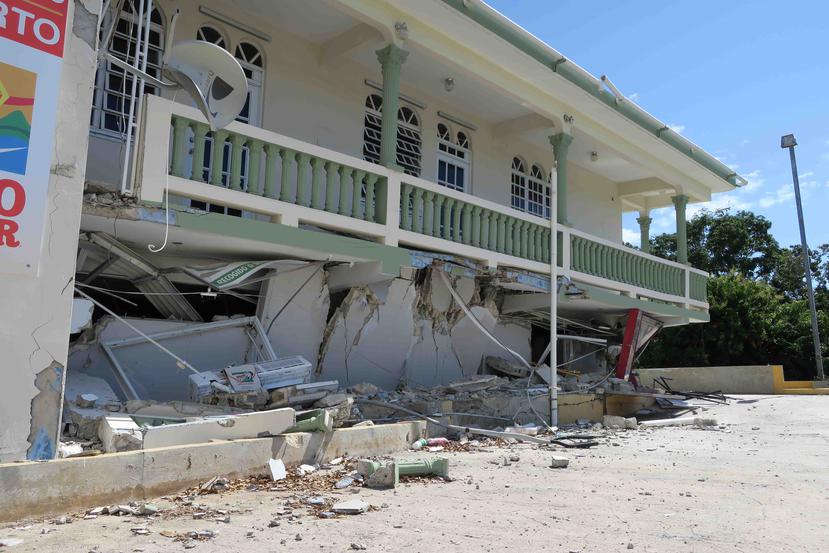 El edificio de un negocio que colapsó por el terremoto de enero pasado en Guánica. (GFR Media)
