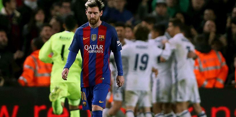 Un cabizbajo Messi se aleja de la celebración del Real Madrid. (EFE)